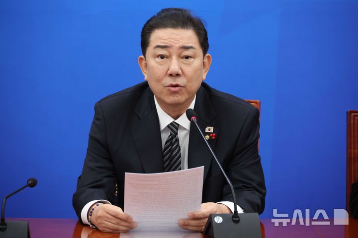 [서울=뉴시스] 조성봉 기자= 김병기 더불어민주당 원내대표가 11일 오전 서울 여의도 국회에서 열린 정책조정회의에서 발언을 하고 있다. 2025.12.11. suncho21@newsis.com