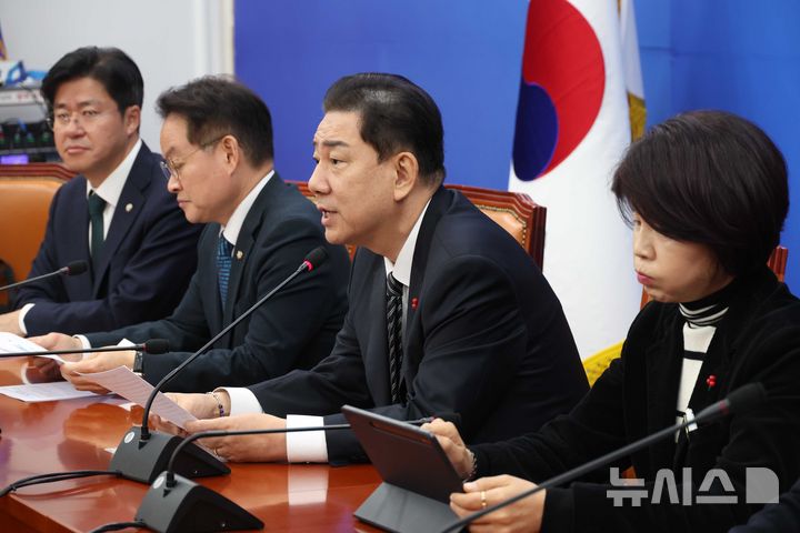 [서울=뉴시스] 조성봉 기자= 김병기 더불어민주당 원내대표가 11일 오전 서울 여의도 국회에서 열린 정책조정회의에서 발언을 하고 있다. 2025.12.11. suncho21@newsis.com