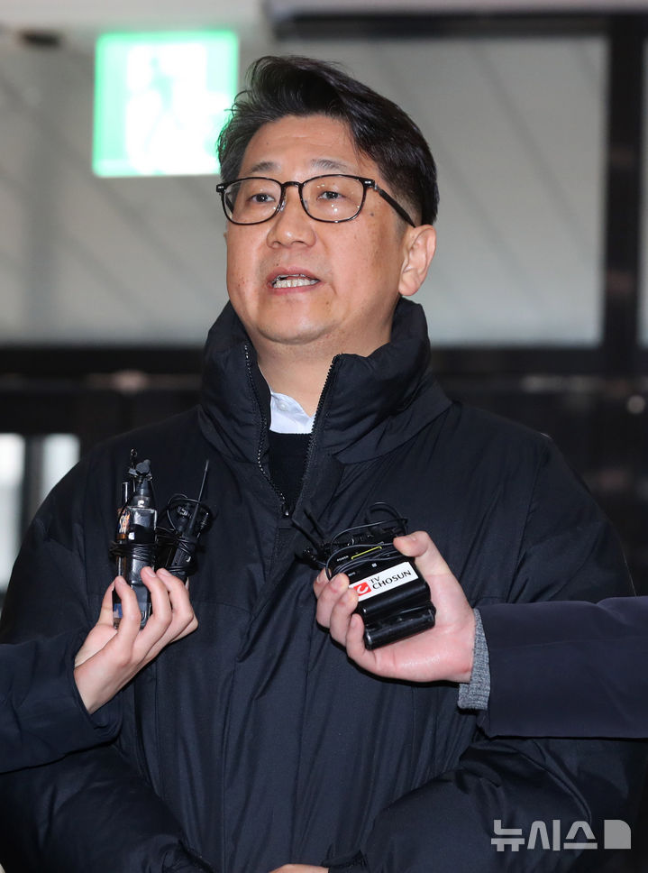 [서울=뉴시스] 김혜진 기자 = 쿠팡 일용직 노동자 퇴직금 미지급 사건 수사 과정에서 상관의 외압이 있었다고 폭로한 문지석 검사가 11일 서울 서초구 관봉권 띠지 폐기 의혹 및 쿠팡 퇴직금 불기소 외압 의혹 진상규명을 위한 특검 사무실로 출근하고 있다. 2025.12.11. jini@newsis.com