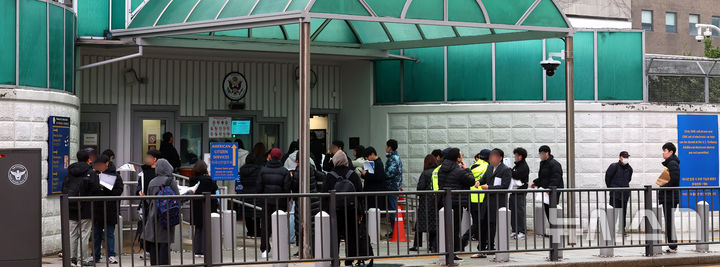 [서울=뉴시스] 박주성 기자 = 도널드 트럼프 미국 행정부가 무비자 전자여행허가제(ESTA)를 통한 방문객들의 소셜미디어(SNS) 기록 제출을 의무화할 계획이다.미 세관국경보호청(CBP)은 10일(현지 시간) 연방관보를 통해 "ESTA 신청시 SNS 정보를 필수 제출 항목으로 추가한다"며 "이 항목에 따라 ESTA 신청자는 지난 5년간의 SNS 계정을 제출해야 한다"고 공고했다. 사진은 11일 오전 종로구 주한미국대사관 앞에서 시민들이 미국 비자심사를 받기 위해 줄 서 있는 모습. 2025.12.11. park7691@newsis.com