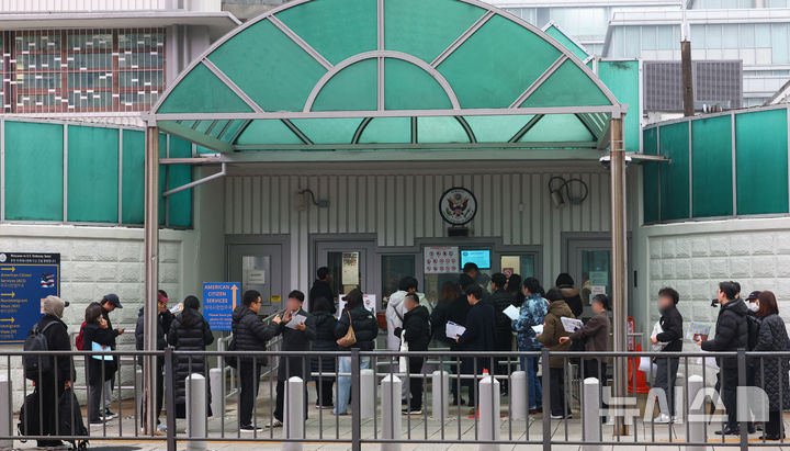 [서울=뉴시스] 박주성 기자 = 도널드 트럼프 미국 행정부가 무비자 전자여행허가제(ESTA)를 통한 방문객들의 소셜미디어(SNS) 기록 제출을 의무화할 계획이다.미 세관국경보호청(CBP)은 10일(현지 시간) 연방관보를 통해 "ESTA 신청시 SNS 정보를 필수 제출 항목으로 추가한다"며 "이 항목에 따라 ESTA 신청자는 지난 5년간의 SNS 계정을 제출해야 한다"고 공고했다. 사진은 11일 오전 종로구 주한미국대사관 앞에서 시민들이 미국 비자심사를 받기 위해 줄 서 있는 모습. 2025.12.11. park7691@newsis.com