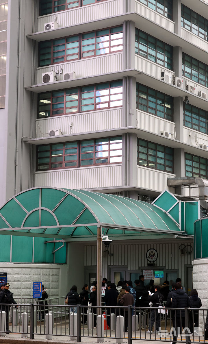 [서울=뉴시스] 박주성 기자 = 도널드 트럼프 미국 행정부가 무비자 전자여행허가제(ESTA)를 통한 방문객들의 소셜미디어(SNS) 기록 제출을 의무화할 계획이다.미 세관국경보호청(CBP)은 10일(현지 시간) 연방관보를 통해 "ESTA 신청시 SNS 정보를 필수 제출 항목으로 추가한다"며 "이 항목에 따라 ESTA 신청자는 지난 5년간의 SNS 계정을 제출해야 한다"고 공고했다. 사진은 11일 오전 종로구 주한미국대사관 앞에서 시민들이 미국 비자심사를 받기 위해 줄 서 있는 모습. 2025.12.11. park7691@newsis.com