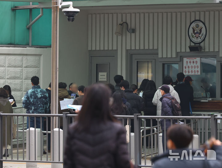 [서울=뉴시스] 박주성 기자 = 도널드 트럼프 미국 행정부가 무비자 전자여행허가제(ESTA)를 통한 방문객들의 소셜미디어(SNS) 기록 제출을 의무화할 계획이다.미 세관국경보호청(CBP)은 10일(현지 시간) 연방관보를 통해 "ESTA 신청시 SNS 정보를 필수 제출 항목으로 추가한다"며 "이 항목에 따라 ESTA 신청자는 지난 5년간의 SNS 계정을 제출해야 한다"고 공고했다. 사진은 11일 오전 종로구 주한미국대사관 앞에서 시민들이 미국 비자심사를 받기 위해 줄 서 있는 모습. 2025.12.11. park7691@newsis.com