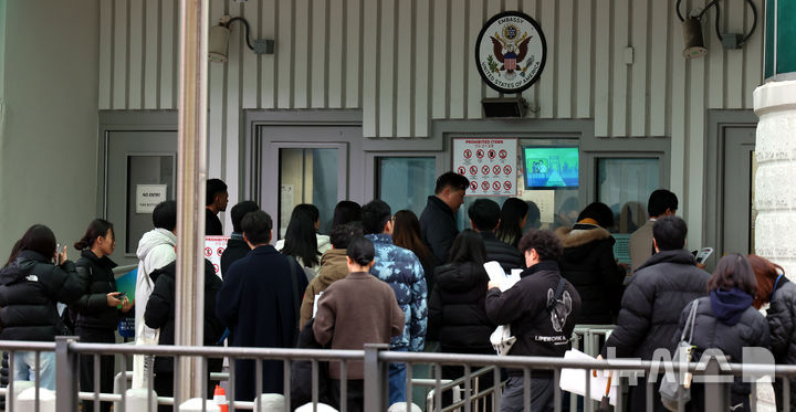 [서울=뉴시스] 박주성 기자 = 도널드 트럼프 미국 행정부가 무비자 전자여행허가제(ESTA)를 통한 방문객들의 소셜미디어(SNS) 기록 제출을 의무화할 계획이다.미 세관국경보호청(CBP)은 10일(현지 시간) 연방관보를 통해 "ESTA 신청시 SNS 정보를 필수 제출 항목으로 추가한다"며 "이 항목에 따라 ESTA 신청자는 지난 5년간의 SNS 계정을 제출해야 한다"고 공고했다. 사진은 11일 오전 종로구 주한미국대사관 앞에서 시민들이 미국 비자심사를 받기 위해 줄 서 있는 모습. 2025.12.11. park7691@newsis.com