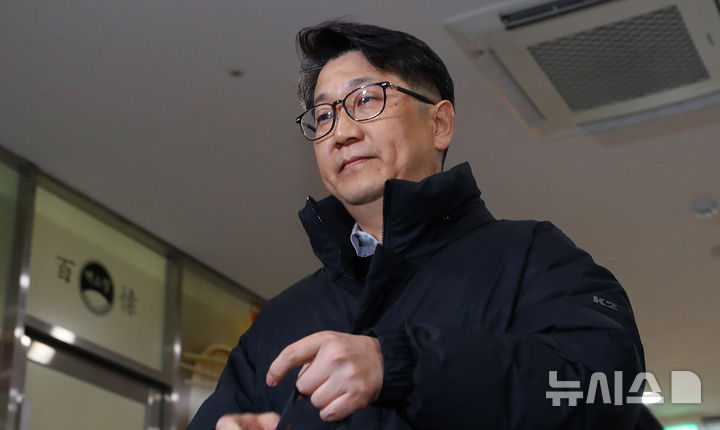 [서울=뉴시스] 김혜진 기자 = 쿠팡 일용직 노동자 퇴직금 미지급 사건 수사 과정에서 상관의 외압이 있었다고 폭로한 문지석 검사가 11일 서울 서초구 관봉권 띠지 폐기 의혹 및 쿠팡 퇴직금 불기소 외압 의혹 진상규명을 위한 특검 사무실로 출근하고 있다. 2025.12.11. jini@newsis.com