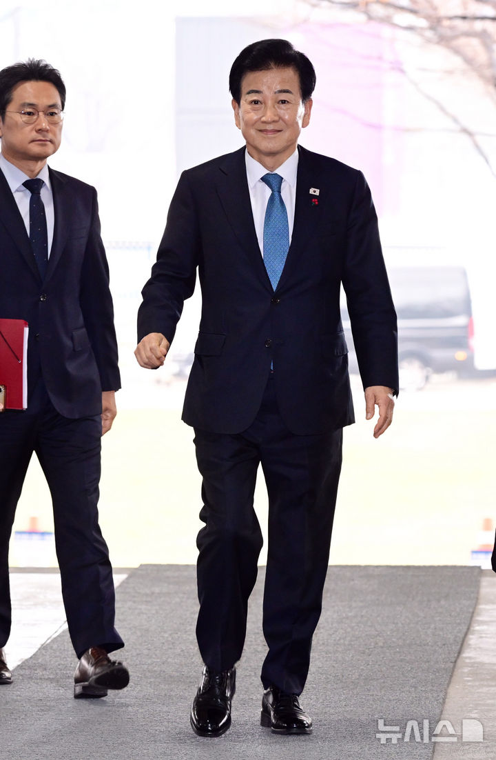 [서울=뉴시스] 추상철 기자 = 정동영 통일부 장관이 11일 오전 서울 종로구 정부서울청사로 출근하고 있다. (공동취재) 2025.12.11. photo@newsis.com