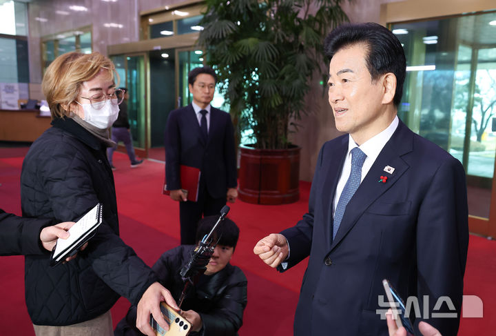 [서울=뉴시스] 추상철 기자 = 정동영 통일부 장관이 11일 오전 서울 종로구 정부서울청사로 출근하며 취재진의 질문에 답변하고 있다. (공동취재) 2025.12.11. photo@newsis.com