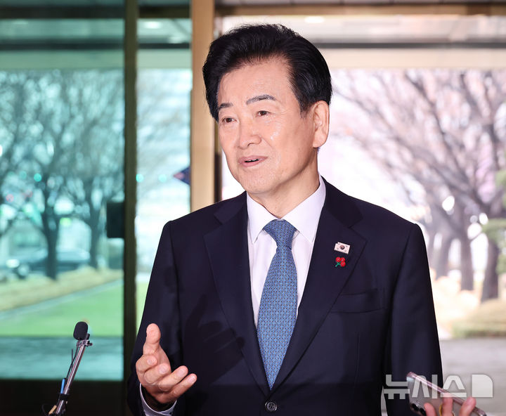 [서울=뉴시스] 추상철 기자 = 정동영 통일부 장관이 11일 오전 서울 종로구 정부서울청사로 출근하며 취재진의 질문에 답변하고 있다. (공동취재) 2025.12.11. photo@newsis.com