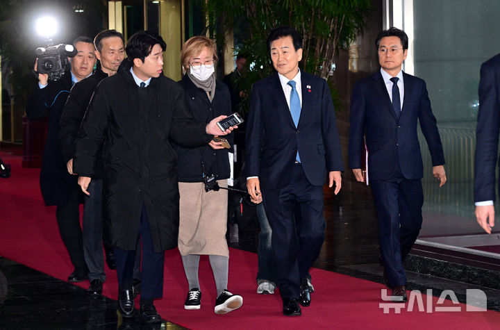 [서울=뉴시스] 추상철 기자 = 정동영 통일부 장관이 11일 오전 서울 종로구 정부서울청사로 출근하며 취재진의 질문에 답변하고 있다. (공동취재) 2025.12.11. photo@newsis.com