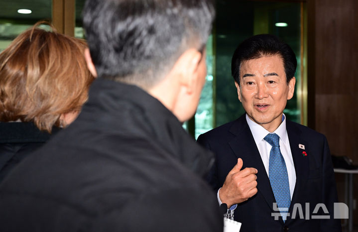 [서울=뉴시스] 추상철 기자 = 정동영 통일부 장관이 11일 오전 서울 종로구 정부서울청사로 출근하며 취재진의 질문에 답변하고 있다. (공동취재) 2025.12.11. photo@newsis.com