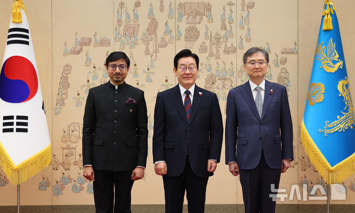 [서울=뉴시스] 고범준 기자 = 이재명 대통령이 11일 서울 용산 대통령실 청사에서 열린 주한대사 신임장 제정식에서 고랑랄 다스 주한인도 대사로부터 신임장을 받은 뒤 조현 외교부 장관과 기념촬영을 하고 있다. (대통령실통신사진기자단) 2025.12.11. bjko@newsis.com