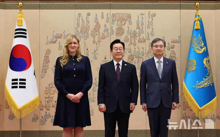 [서울=뉴시스] 고범준 기자 = 이재명 대통령이 11일 서울 용산 대통령실 청사에서 열린 주한대사 신임장 제정식에서 에바 마리 루섹 주한오스트리아 대사로부터 신임장을 받은 뒤 조현 외교부 장관과 기념촬영을 하고 있다. (대통령실통신사진기자단) 2025.12.11. bjko@newsis.com