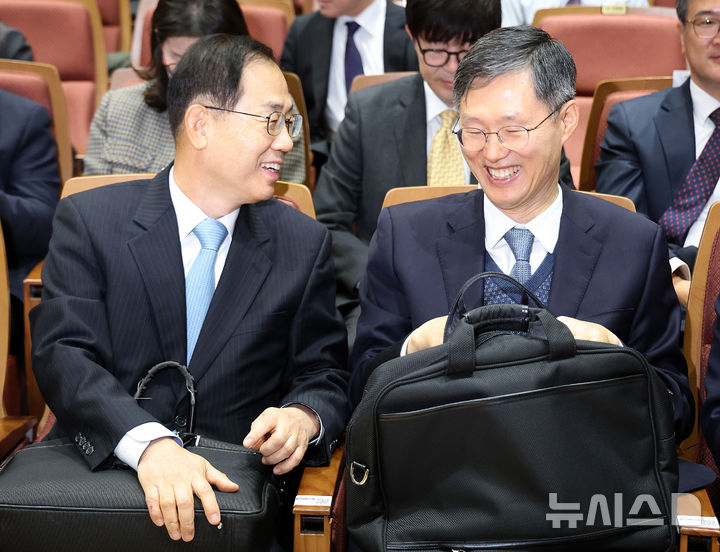 [서울=뉴시스] 이영환 기자 = 윤석열 전 대통령 탄핵심판 당시 헌법재판소장 권한대행을 맡은 문형배 전 헌법재판관이 11일 오전 서울 서초구 서울법원종합청사 청심홀에서 열린 국민을 위한 사법제도 개편 공청회 : 방향과 과제 3일차 종합토론 '대한민국 사법부가 나아갈 길에 참석해 조재연 성균관대학교 법학전문대학원 석좌교수(전 대법관)와 대화를 나누고 있다. 2025.12.11. 20hwan@newsis.com