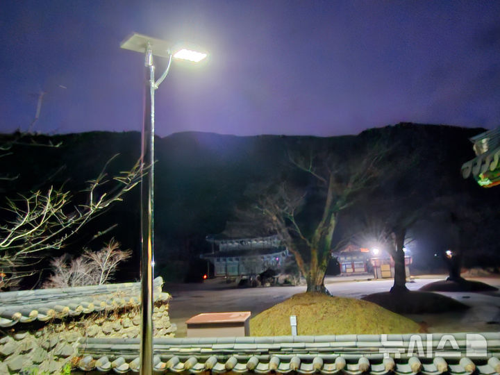 전남 장흥군 유치면에 자리한 국보사찰 보림사가 최근 국내에서 청음으로 전력선 없이 점등되는 '무전원 태양광 가로등'을 설치했다. (사진=보림사 제공) photo@newsis.com *재판매 및 DB 금지
