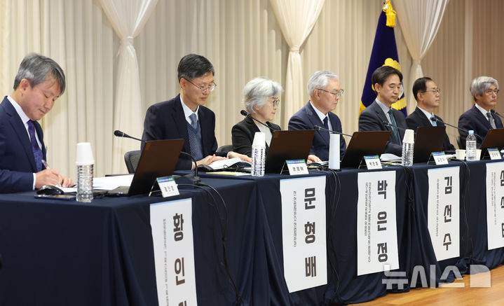 [서울=뉴시스] 이영환 기자 = 11일 오전 서울 서초구 서울법원종합청사 청심홀에서 국민을 위한 사법제도 개편 공청회 : 방향과 과제 3일차 종합토론 '대한민국 사법부가 나아갈 길'이 진행되고 있다. 왼쪽부터 황인성 법원행정처 기획조정실 기획총괄심의관, 문형배 전 헌법재판관, 박은정 이화여자대학교 법학전문대학원 명예교수, 김선수 사법연수원 석좌교수, 심석태 세명대학교 저널리즘대학원 교수, 조재연 성균관대학교 법학전문대학원 석좌교수, 차병직 법률신문 편집인. 2025.12.11. 20hwan@newsis.com