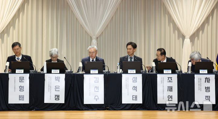 [서울=뉴시스] 이영환 기자 = 11일 오전 서울 서초구 서울법원종합청사 청심홀에서 국민을 위한 사법제도 개편 공청회 : 방향과 과제 3일차 종합토론 '대한민국 사법부가 나아갈 길'이 진행되고 있다. 왼쪽부터 황인성 법원행정처 기획조정실 기획총괄심의관, 문형배 전 헌법재판관, 박은정 이화여자대학교 법학전문대학원 명예교수, 김선수 사법연수원 석좌교수, 심석태 세명대학교 저널리즘대학원 교수, 조재연 성균관대학교 법학전문대학원 석좌교수, 차병직 법률신문 편집인. 2025.12.11. 20hwan@newsis.com