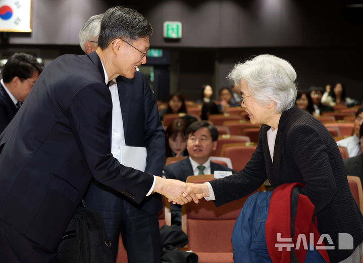 [서울=뉴시스] 이영환 기자 = 윤석열 전 대통령 탄핵심판 당시 헌법재판소장 권한대행을 맡은 문형배 전 헌법재판관이 11일 오전 서울 서초구 서울법원종합청사 청심홀에서 열린 국민을 위한 사법제도 개편 공청회 : 방향과 과제 3일차 종합토론 '대한민국 사법부가 나아갈 길에 참석해 박은정 전 국민권익위원장(이화여자대학교 법학전문대학원 명예교수)과 인사를 나누고 있다. 2025.12.11. 20hwan@newsis.com
