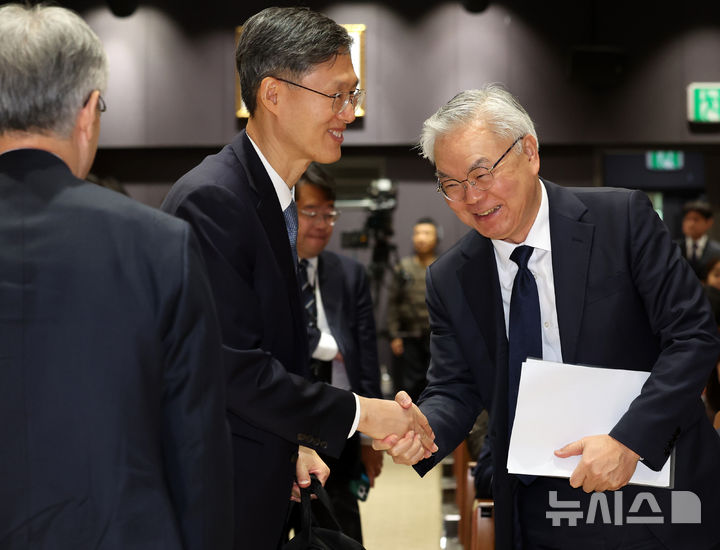 [서울=뉴시스] 이영환 기자 = 윤석열 전 대통령 탄핵심판 당시 헌법재판소장 권한대행을 맡은 문형배 전 헌법재판관이 11일 오전 서울 서초구 서울법원종합청사 청심홀에서 열린 국민을 위한 사법제도 개편 공청회 : 방향과 과제 3일차 종합토론 '대한민국 사법부가 나아갈 길에 참석해 김선수 사법연수원 석좌교수(전 대법관)와 인사를 나누고 있다. 2025.12.11. 20hwan@newsis.com