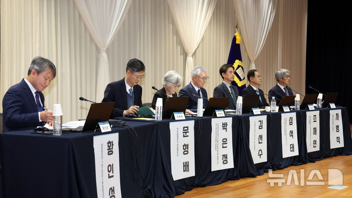 [서울=뉴시스] 이영환 기자 = 11일 오전 서울 서초구 서울법원종합청사 청심홀에서 국민을 위한 사법제도 개편 공청회 : 방향과 과제 3일차 종합토론 '대한민국 사법부가 나아갈 길'이 진행되고 있다. 왼쪽부터 황인성 법원행정처 기획조정실 기획총괄심의관, 문형배 전 헌법재판관, 박은정 이화여자대학교 법학전문대학원 명예교수, 김선수 사법연수원 석좌교수, 심석태 세명대학교 저널리즘대학원 교수, 조재연 성균관대학교 법학전문대학원 석좌교수, 차병직 법률신문 편집인. 2025.12.11. 20hwan@newsis.com