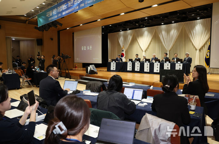 [서울=뉴시스] 이영환 기자 = 11일 오전 서울 서초구 서울법원종합청사 청심홀에서 국민을 위한 사법제도 개편 공청회 : 방향과 과제 3일차 종합토론 '대한민국 사법부가 나아갈 길'이 진행되고 있다. 왼쪽부터 황인성 법원행정처 기획조정실 기획총괄심의관, 문형배 전 헌법재판관, 박은정 이화여자대학교 법학전문대학원 명예교수, 김선수 사법연수원 석좌교수, 심석태 세명대학교 저널리즘대학원 교수, 조재연 성균관대학교 법학전문대학원 석좌교수, 차병직 법률신문 편집인. 2025.12.11. 20hwan@newsis.com