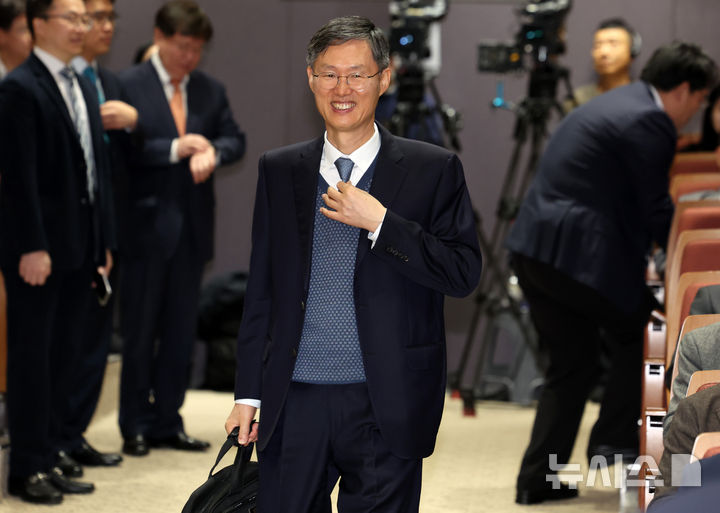 [서울=뉴시스] 이영환 기자 = 윤석열 전 대통령 탄핵심판 당시 헌법재판소장 권한대행을 맡은 문형배 전 헌법재판관이 11일 오전 서울 서초구 서울법원종합청사 청심홀에서 열린 국민을 위한 사법제도 개편 공청회 : 방향과 과제 3일차 종합토론 '대한민국 사법부가 나아갈 길에 참석하고 있다. 2025.12.11. 20hwan@newsis.com