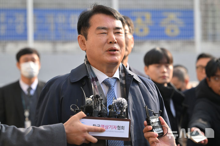 [광주=뉴시스] 이영주 기자 = 고교 동창을 광주시교육청 감사관으로 채용하는 과정에서 부당한 외압을 행사한 혐의를 받는 이정선 광주시교육감이 11일 오전 광주 동구 광주지법에서 영장실질심사(구속 전 피의자 신문)를 받기 전 입장을 발표하고 있다. 2025.12.11. leeyj2578@newsis.com