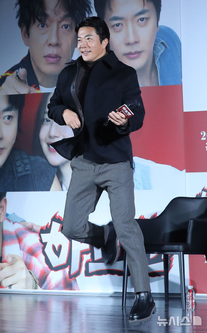 [서울=뉴시스] 김혜진 기자 = 배우 권상우가 11일 오전 서울 광진구 롯데시네마 건대입구에서 열린 영화 '하트맨'(감독 최원섭) 제작보고회에서 안무를 선보이고 있다. 2025.12.11. jini@newsis.com
