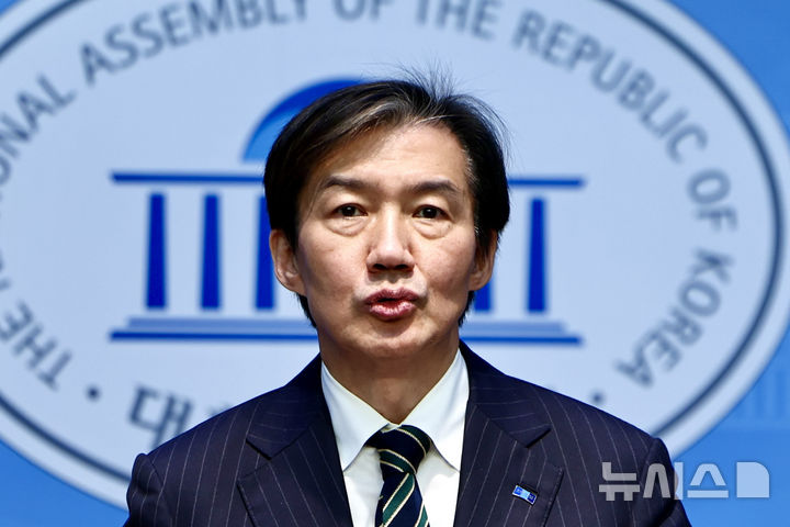 [서울=뉴시스] 김명년 기자 = 조국 조국혁신당 대표가 11일 오전 서울 여의도 국회 소통관에서 청년창업농 상환피해 국가책임 촉구 기자회견을 하고 있다. 2025.12.11. kmn@newsis.com