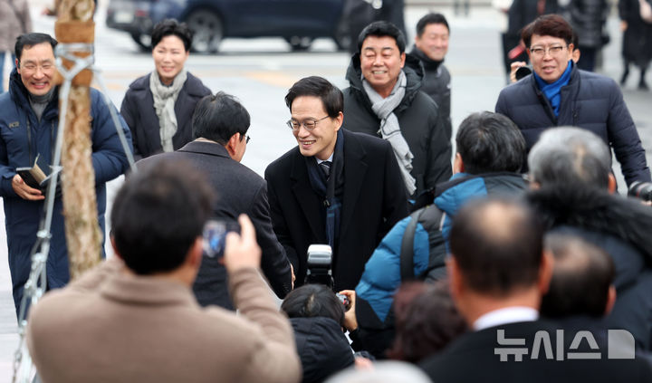 [서울=뉴시스] 김선웅 기자 = 박주민 더불어민주당 의원이 11일 서울 종로구 광화문광장에서 제9회 전국동시지방선거 서울시장 출마를 선언을 앞두고 지지자들과 인사를 나누고 있다. 2025.12.11. mangusta@newsis.com