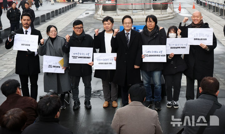 [서울=뉴시스] 김선웅 기자 = 박주민 더불어민주당 의원이 11일 서울 종로구 광화문광장에서 제9회 전국동시지방선거 서울시장 출마를 선언한 뒤 지지 시민 7인과 기념사진을 촬영하고 있다. 2025.12.11. mangusta@newsis.com