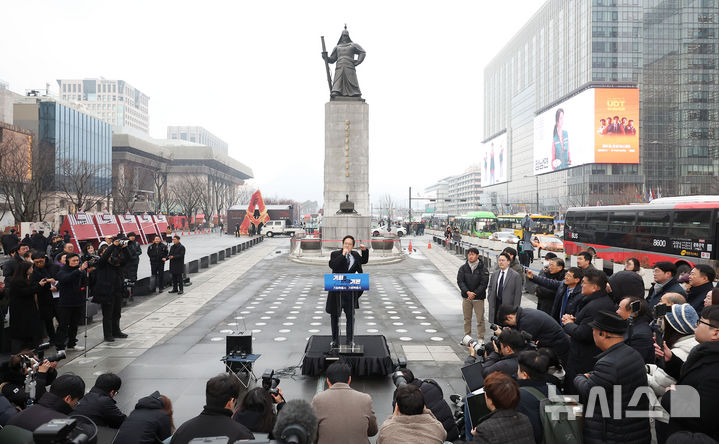 [서울=뉴시스] 김선웅 기자 = 박주민 더불어민주당 의원이 11일 서울 종로구 광화문광장에서 제9회 전국동시지방선거 서울시장 출마를 선언하고 있다. 2025.12.11. mangusta@newsis.com