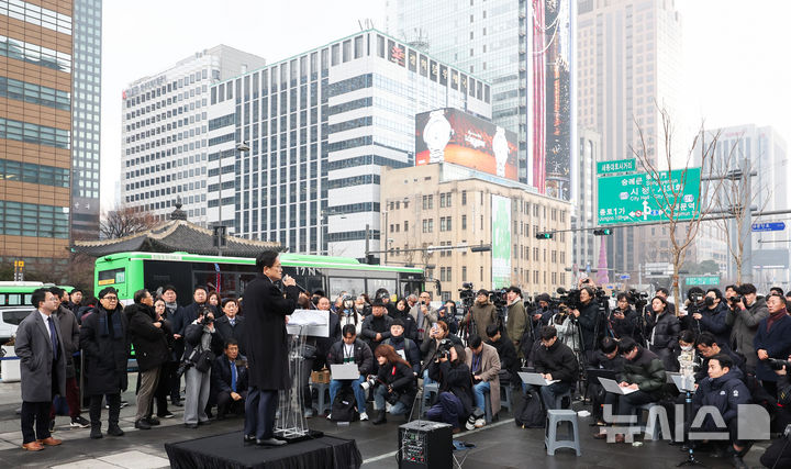 [서울=뉴시스] 김선웅 기자 = 박주민 더불어민주당 의원이 11일 서울 종로구 광화문광장에서 제9회 전국동시지방선거 서울시장 출마를 선언하고 있다. 2025.12.11. mangusta@newsis.com