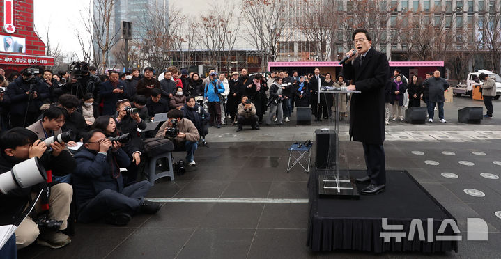 [서울=뉴시스] 김선웅 기자 = 박주민 더불어민주당 의원이 11일 서울 종로구 광화문광장에서 제9회 전국동시지방선거 서울시장 출마를 선언하고 있다. 2025.12.11. mangusta@newsis.com