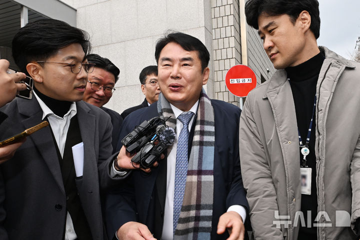 [광주=뉴시스] 이영주 기자 = 고교 동창을 광주시교육청 감사관으로 채용하는 과정에서 부당한 외압을 행사한 혐의를 받는 이정선 광주시교육감이 11일 오전 광주 동구 광주지법에서 영장실질심사(구속 전 피의자 신문)를 마친 뒤 이동하고 있다. 2025.12.11. leeyj2578@newsis.com