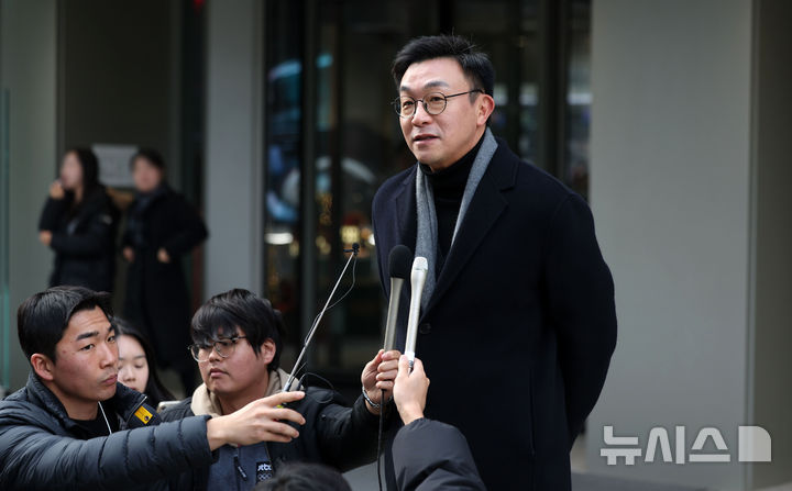 [서울=뉴시스] 김선웅 기자 = 김건희 여사 변호인 최지우 변호사가 11일 서울 종로구 김건희특검팀에서 진행되는 김 여사에 대한 마지막 대면조사에 변호인 자격으로 입회하기 위해 출석하며 취재진과 만나 질의응답을 하고 있다. 2025.12.11. mangusta@newsis.com