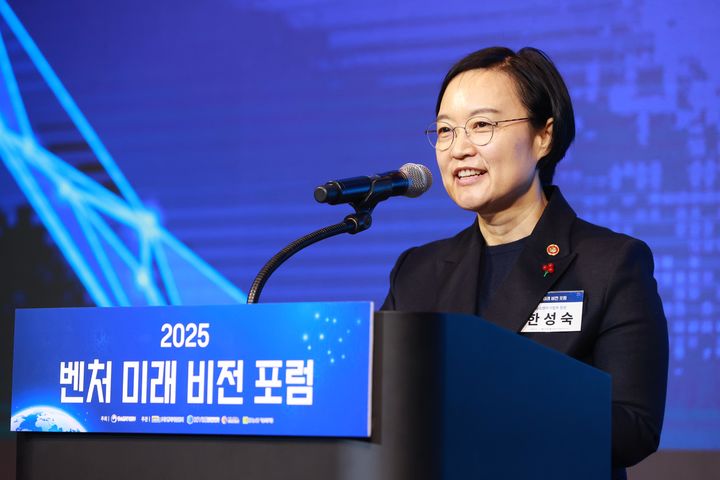 [서울=뉴시스] 한성숙 중소벤처기업부 장관이 지난 11일 서울 강남구 코엑스에서 열린 '벤처 미래 비전 포럼'에서 개회사를 하고 있다. (사진=중소벤처기업부 제공) 2025.12.16. photo@newsis.com *재판매 및 DB 금지