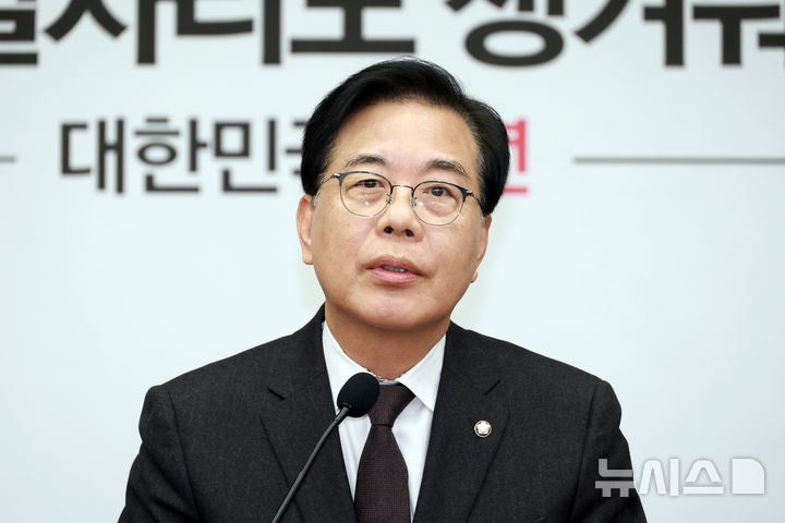 [서울=뉴시스] 고승민 기자 = 송언석 국민의힘 원내대표가 11일 서울 여의도 국회에서 열린 의원총회에서 발언하고 있다. 2025.12.11. kkssmm99@newsis.com