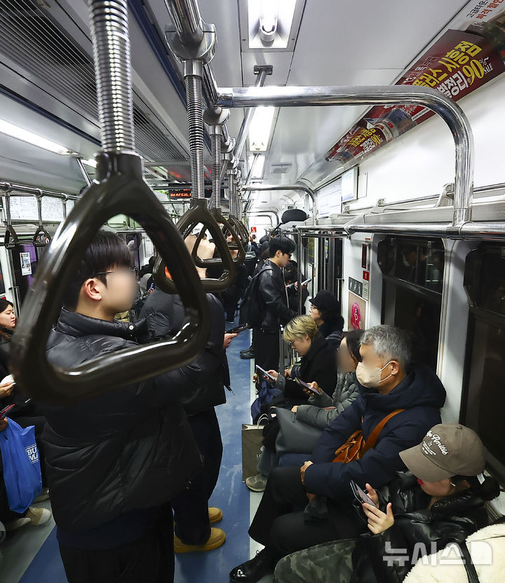 [서울=뉴시스] 김근수 기자 = 서울지하철 1∼8호선을 운영하는 서울교통공사 노조의 총파업 예고를 하루 앞둔 11일 서울시 중구 서울지하철 1호선 서울역에서 시민들이 지하철을 이용하고 있다. 2025.12.11. ks@newsis.com