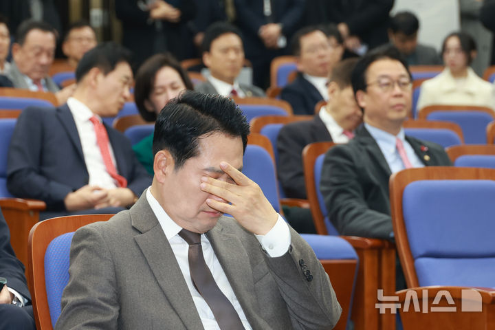 [서울=뉴시스] 고승민 기자 = 장동혁 국민의힘 대표가 11일 서울 여의도 국회에서 열린 의원총회에서 생각에 잠겨 있다. 2025.12.11. kkssmm99@newsis.com