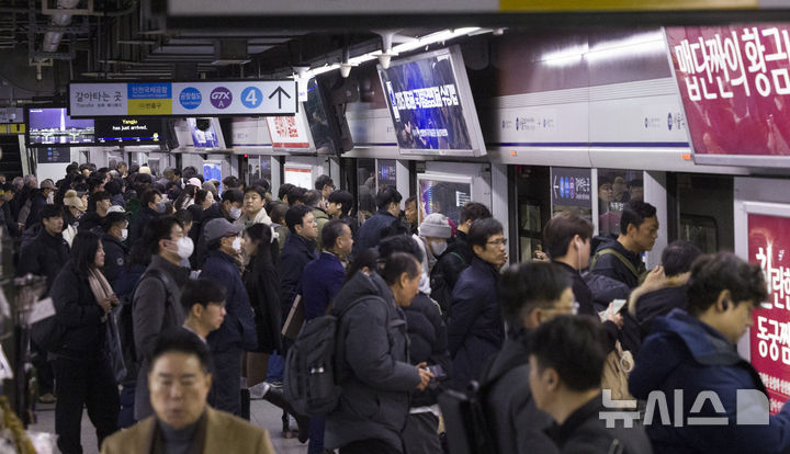 [서울=뉴시스] 김근수 기자 = 서울지하철 1∼8호선을 운영하는 서울교통공사 노조의 총파업 예고를 하루 앞둔 11일 서울시 중구 서울지하철 1호선 서울역에서 시민들이 지하철을 이용하고 있다. 2025.12.11. ks@newsis.com