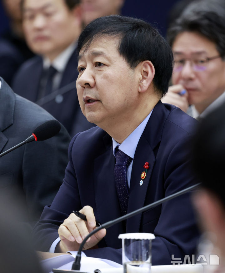 [세종=뉴시스] 최동준 기자 = 구윤철 부총리 겸 기획재정부 장관이 11일 세종시 정부세종컨벤션센터에서 '2026년 대도약하는 경제, 신뢰받는 데이터' 기획재정부 업무보고를 하고 있다. 2025.12.11. photocdj@newsis.com