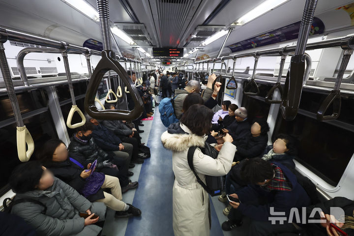 [서울=뉴시스] 김근수 기자 = 서울지하철 1∼8호선을 운영하는 서울교통공사 노조의 총파업 예고를 하루 앞둔 11일 서울시 중구 서울지하철 1호선 서울역 인근에서 시민들이 지하철을 이용하고 있다. 2025.12.11. ks@newsis.com
