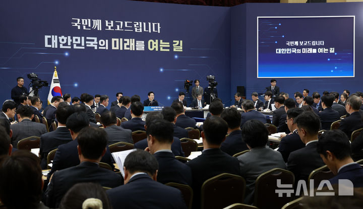 [세종=뉴시스] 최동준 기자 = 이재명 대통령이 11일 세종시 정부세종컨벤션센터에서 열린 '2026년 대도약하는 경제, 신뢰받는 데이터' 기획재정부(국세청·관세청·조달청)-국가데이터처 업무보고에서 발언하고 있다. 2025.12.11. photocdj@newsis.com