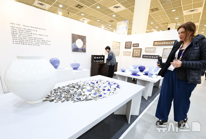 [서울=뉴시스] 최진석 기자 = 11일 서울 강남구 코엑스에서 열린 '2025 공예트렌드페어'를 찾은 외국인 관람객이 전시작품을 살펴보고 있다. 올해로 20주년을 맞은 공예트렌드페어는 공예가와 소비자의 접점 확대를 통해 공예 문화의 대중화, 산업화에 앞장서는 국내 최대 규모의 공예 전문 박람회이다. 2025.12.11. myjs@newsis.com