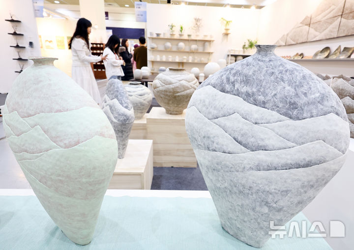 [서울=뉴시스] 최진석 기자 = 11일 서울 강남구 코엑스에서 열린 '2025 공예트렌드페어'를 찾은 관람객들이 전시작품을 살펴보고 있다. 올해로 20주년을 맞은 공예트렌드페어는 공예가와 소비자의 접점 확대를 통해 공예 문화의 대중화, 산업화에 앞장서는 국내 최대 규모의 공예 전문 박람회이다. 2025.12.11. myjs@newsis.com