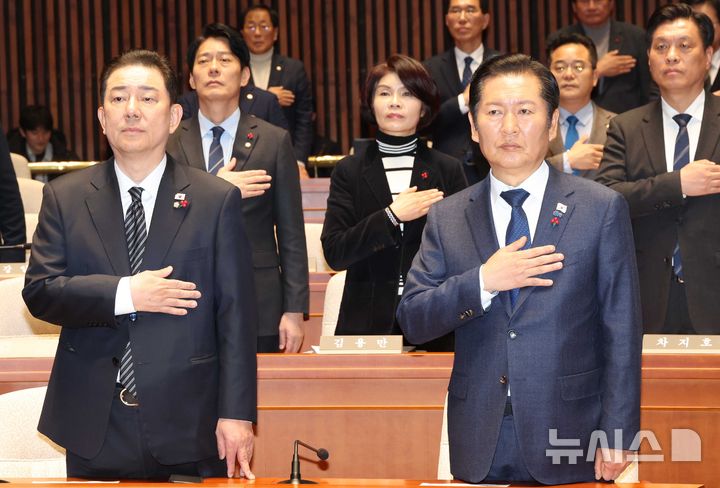 [서울=뉴시스] 조성봉 기자 = 정청래 더불어민주당 대표와 김병기 원내대표가 11일 오후 서울 여의도 국회에서 열린 의원총회에서 구긴의례를 하고 있다.2025.12.11. suncho21@newsis.com