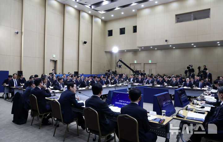 [세종=뉴시스] 최동준 기자 = 이재명 대통령이 11일 세종시 정부세종컨벤션센터에서 열린 '2026년 대도약하는 경제, 신뢰받는 데이터' 기획재정부(국세청·관세청·조달청)-국가데이터처 업무보고에서 발언하고 있다. 2025.12.11. photocdj@newsis.com