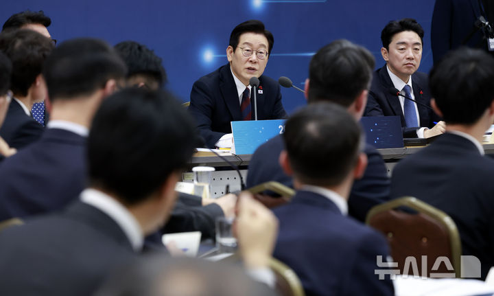 [세종=뉴시스] 최동준 기자 = 이재명 대통령이 11일 세종시 정부세종컨벤션센터에서 열린 '2026년 대도약하는 경제, 신뢰받는 데이터' 기획재정부(국세청·관세청·조달청)-국가데이터처 업무보고에서 발언하고 있다. 2025.12.11. photocdj@newsis.com