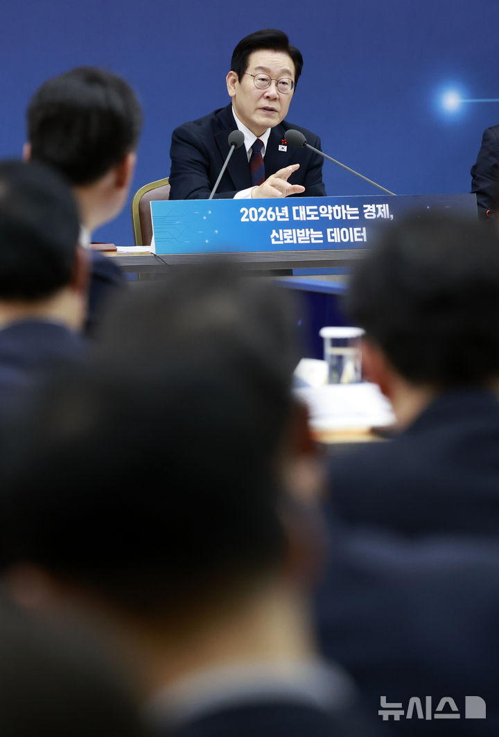 [세종=뉴시스] 최동준 기자 = 이재명 대통령이 11일 세종시 정부세종컨벤션센터에서 열린 '2026년 대도약하는 경제, 신뢰받는 데이터' 기획재정부(국세청·관세청·조달청)-국가데이터처 업무보고에서 발언하고 있다. 2025.12.11. photocdj@newsis.com