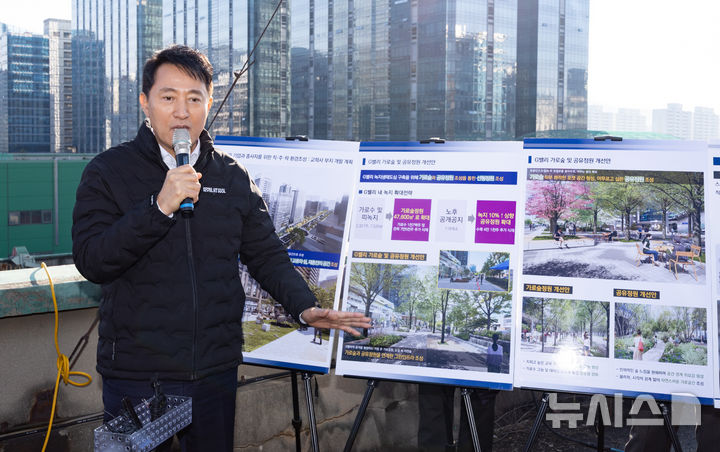 [서울=뉴시스] 황준선 기자 = 오세훈 서울시장이 11일 오후 서울 금천구 G밸리G밸리 국가산업단지 내 특별계획구역 민간개발부지인 교학사 부지를 방문해 핵심 매시지를 발표하고 있다. 서울시는 교학사 부지에 지하 4층~지상 24층 규모의 주거·업무·전시장·갤러리·체육시설·공공도서관과 녹지공간이 결합된 복합시설 조성 계획을 발표했다. 2025.12.11. hwang@newsis.com